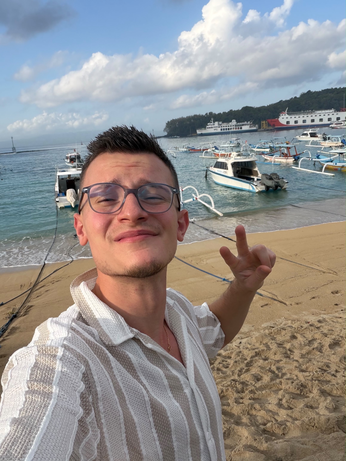 Théo sur une plage de Bali, où il vit aujourd'hui grâce à son système d'affiliation
